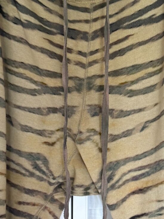 Magnolia Pearl Tiger Capri La Jolla Joggers, Big Cat OS - Picture 7 of 10